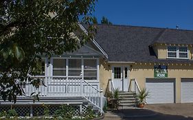 Genelle House B&B Guest House